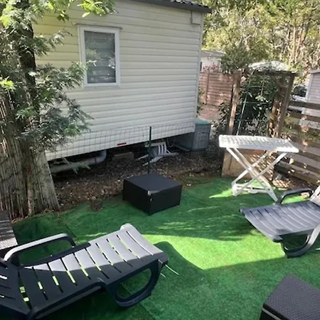 3 Bedroom Mobile Sleeps 6 - Pools - Garden Gassin